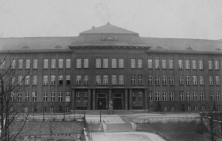 Shromaždiště na Merhautově ulici (dnes Základní škola Merhautova). Foto 2x © Archiv města Brna